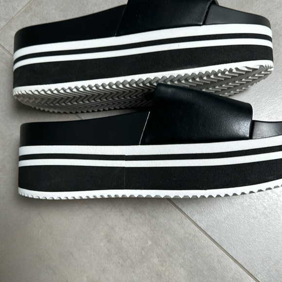 Brand new Aldo slides - Picture 3 of 3